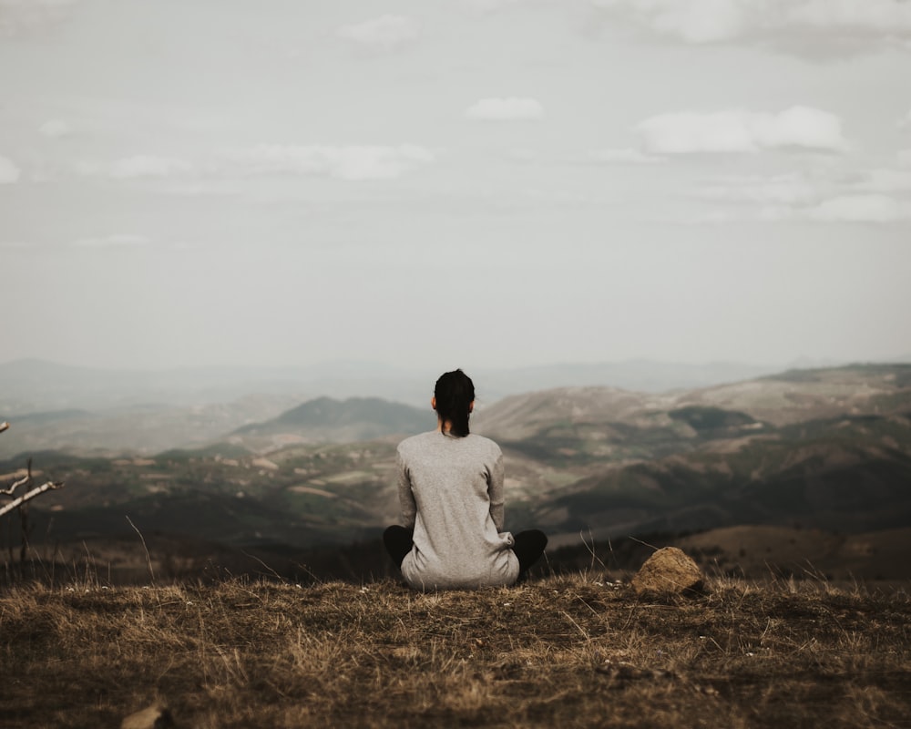 Homme en méditation trouvant l'équilibre émotionnel